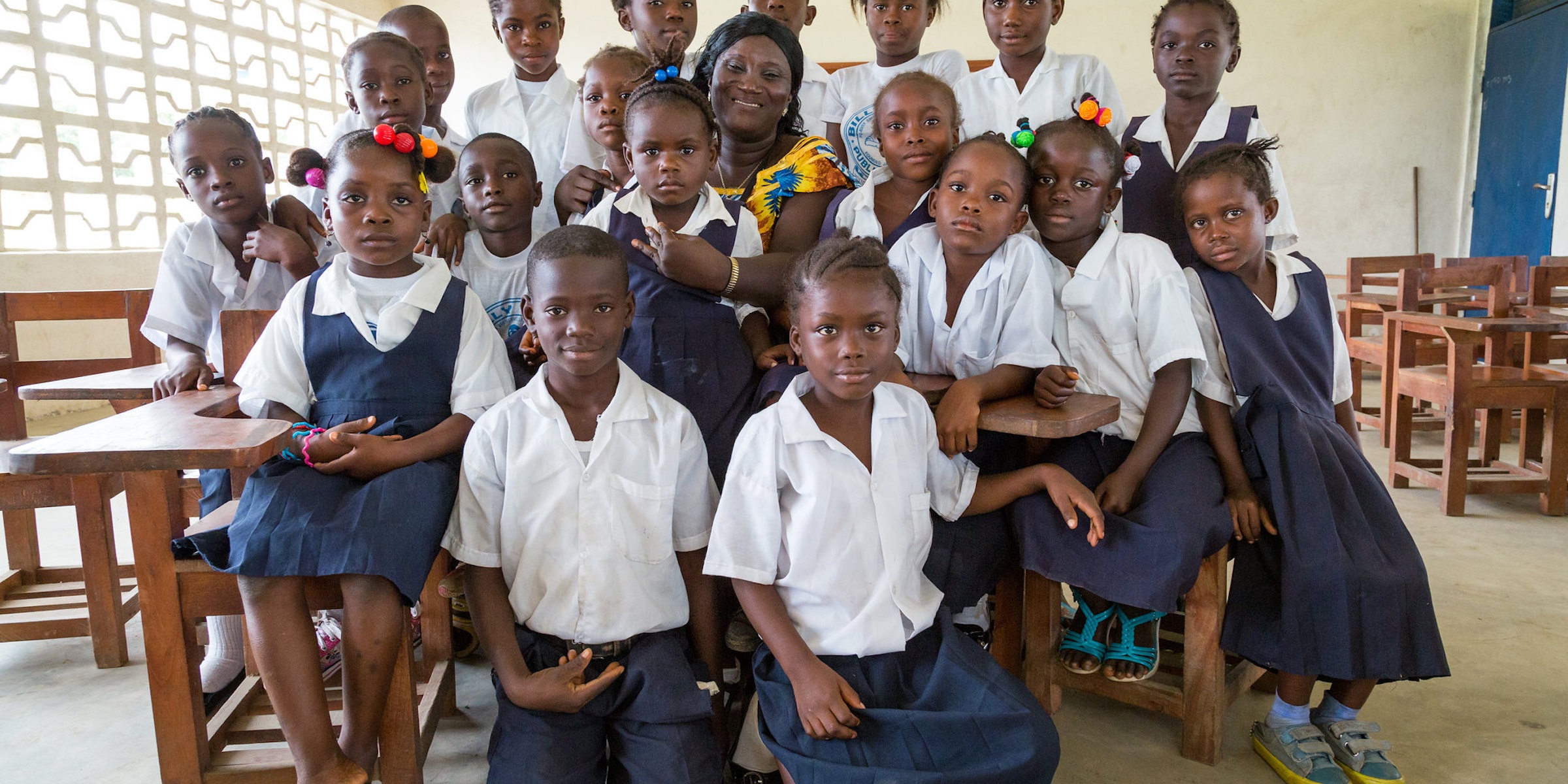 Students with their teacher Elizabeth Toe at Billy Town Public School, Brewerville, Liberia. July 2016.  Credit: GPE/ Kelley Lynch